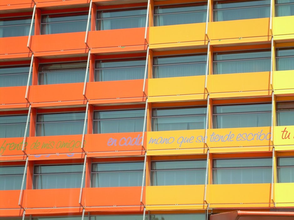 Оранжевый фасад здания