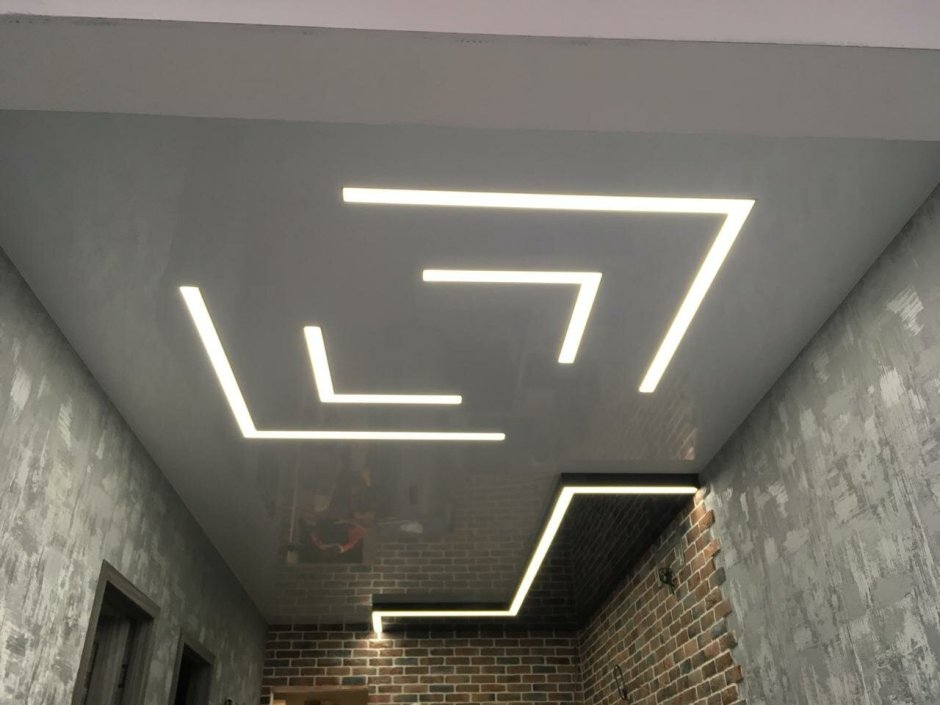 Интересные световые линии на потолке