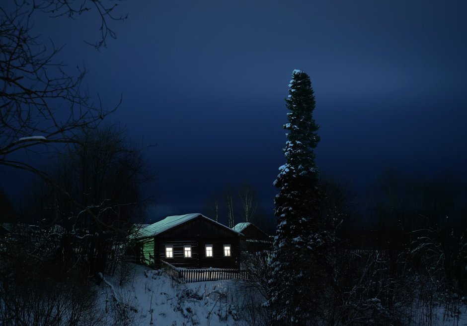 Деревня в лесу ночью