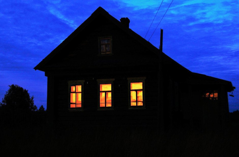 Деревенский дом ночью