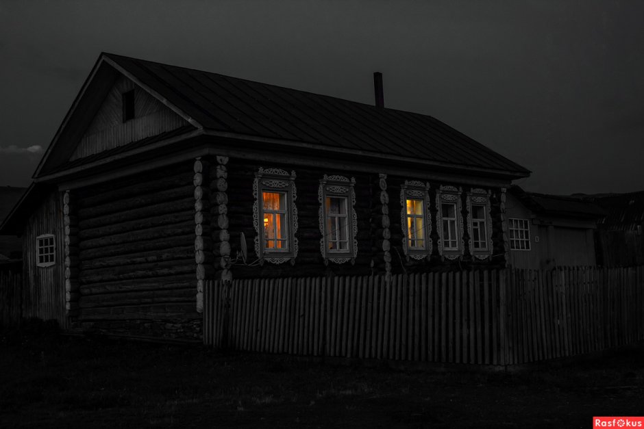 Деревенские дома ночью