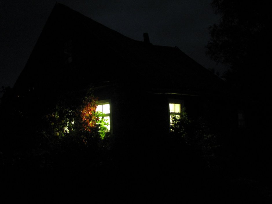 Дом в деревне ночью