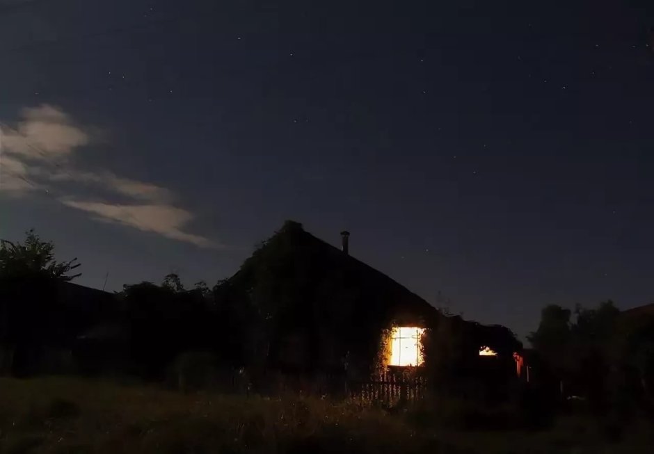 Дом ночью в деревне