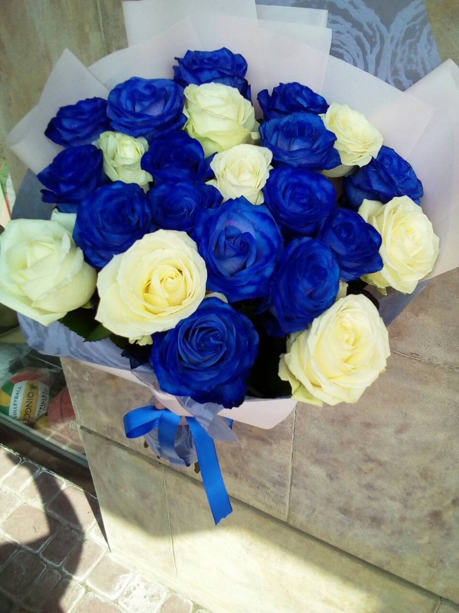 Синие и белые розы букет
