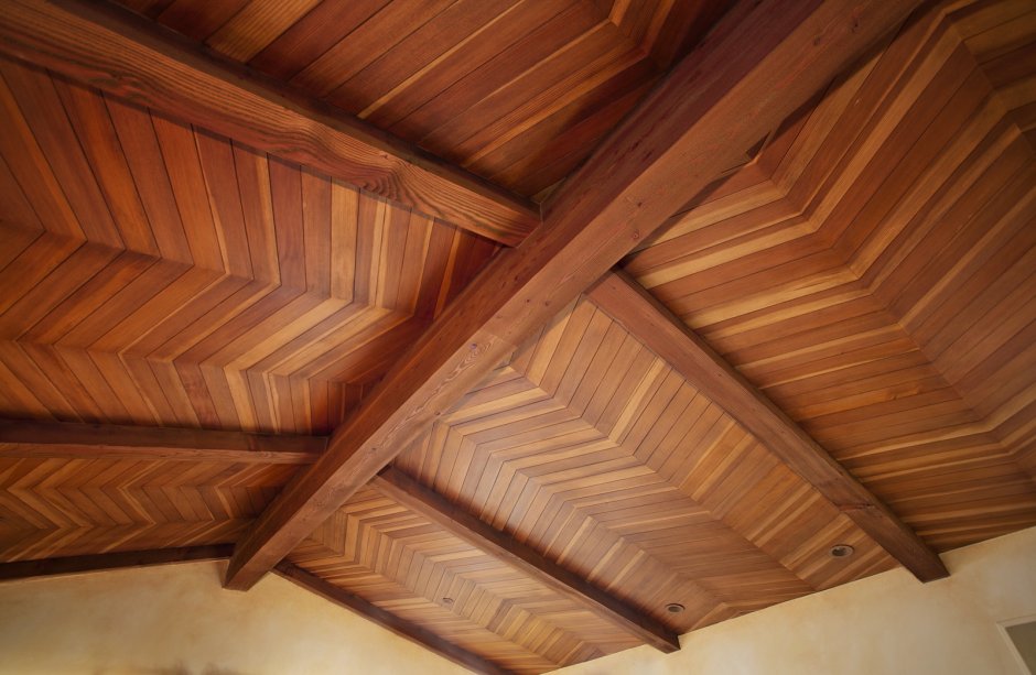 Потолок из деревянной вагонки