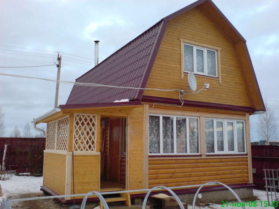 Дачный домик с ломаной крышей