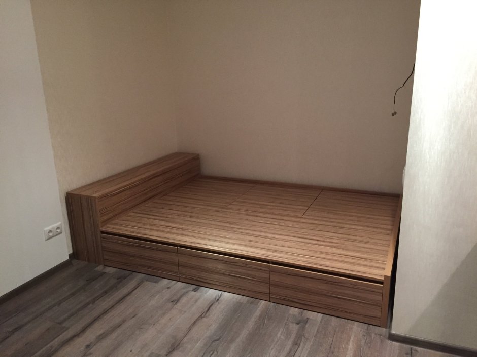 Кровать в нише с ящиками