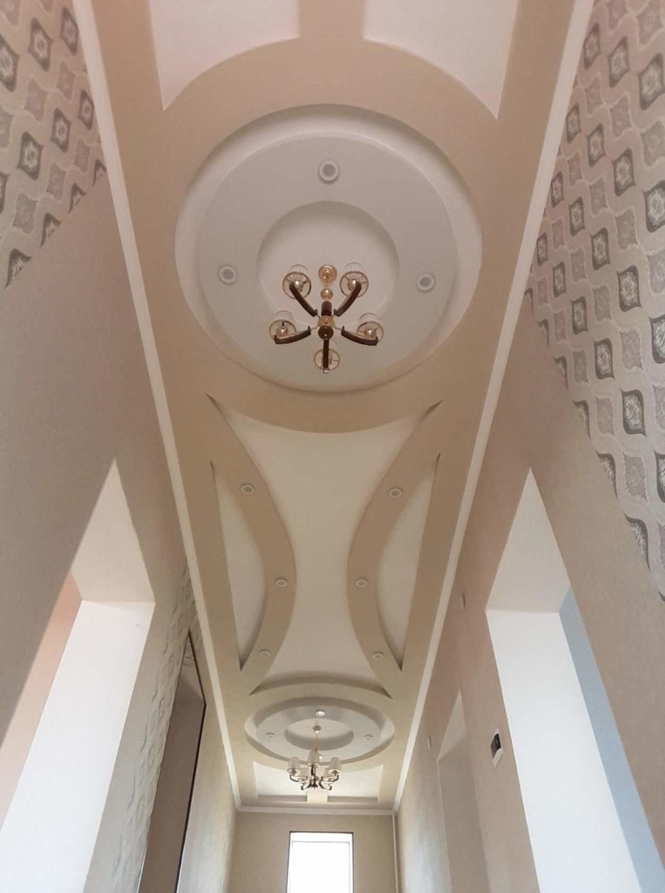 Фигурный потолок из гипсокартона для коридора