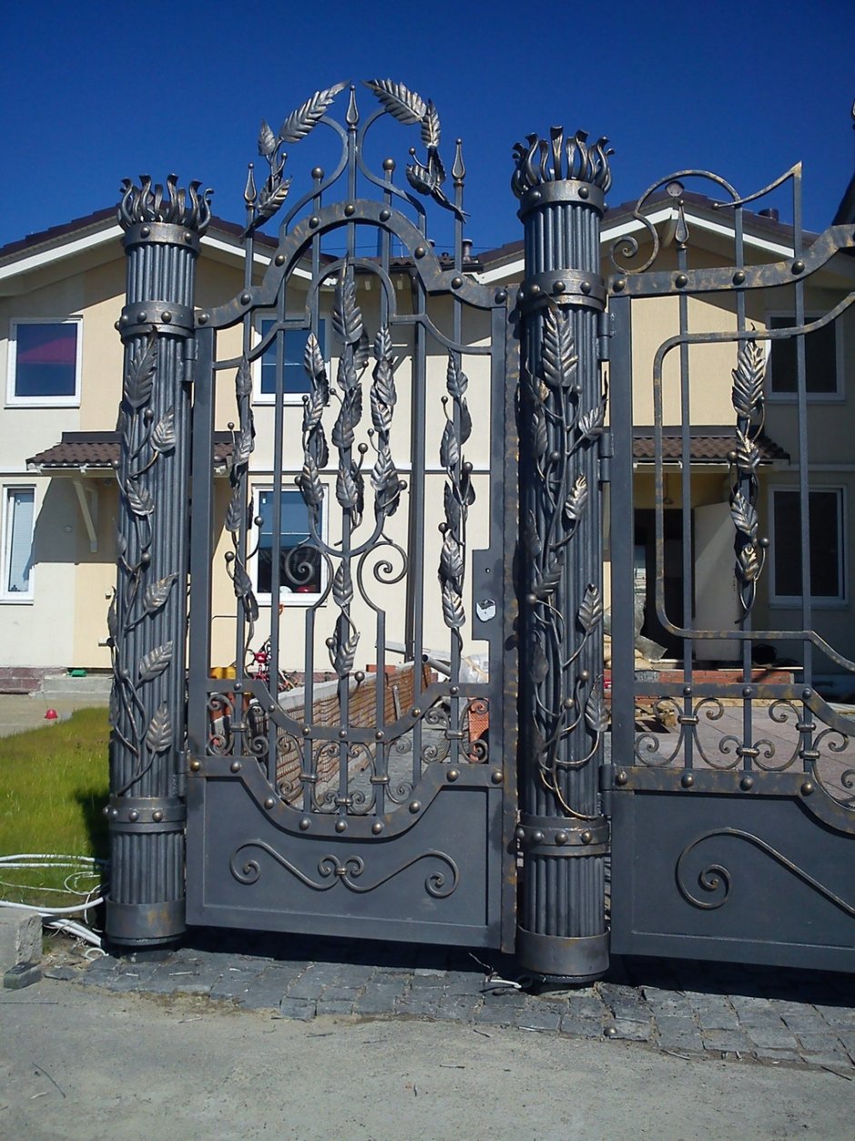 Кованые ворота с колоннами