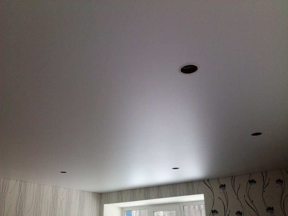 Черные светильники на белом натяжном потолке