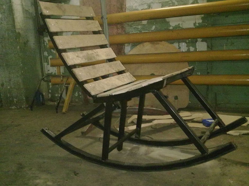 Кресло качалка из профтрубы