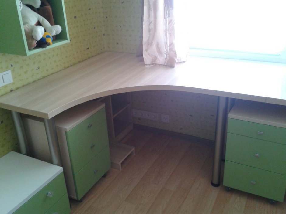 Угловые письменные столы для двоих детей-школьников