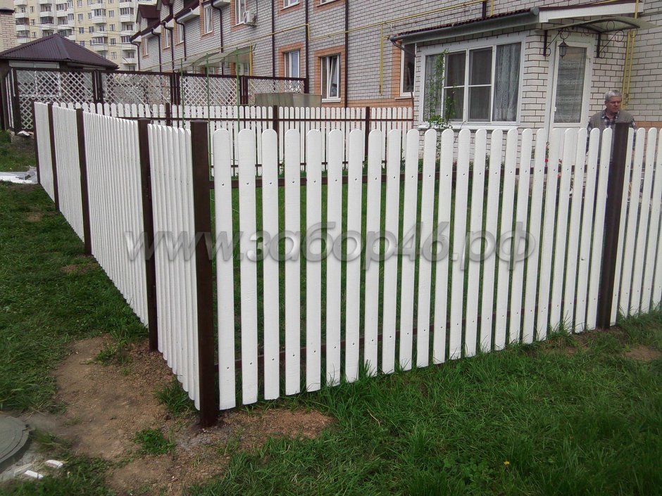 Забор из деревянного штакетника белый