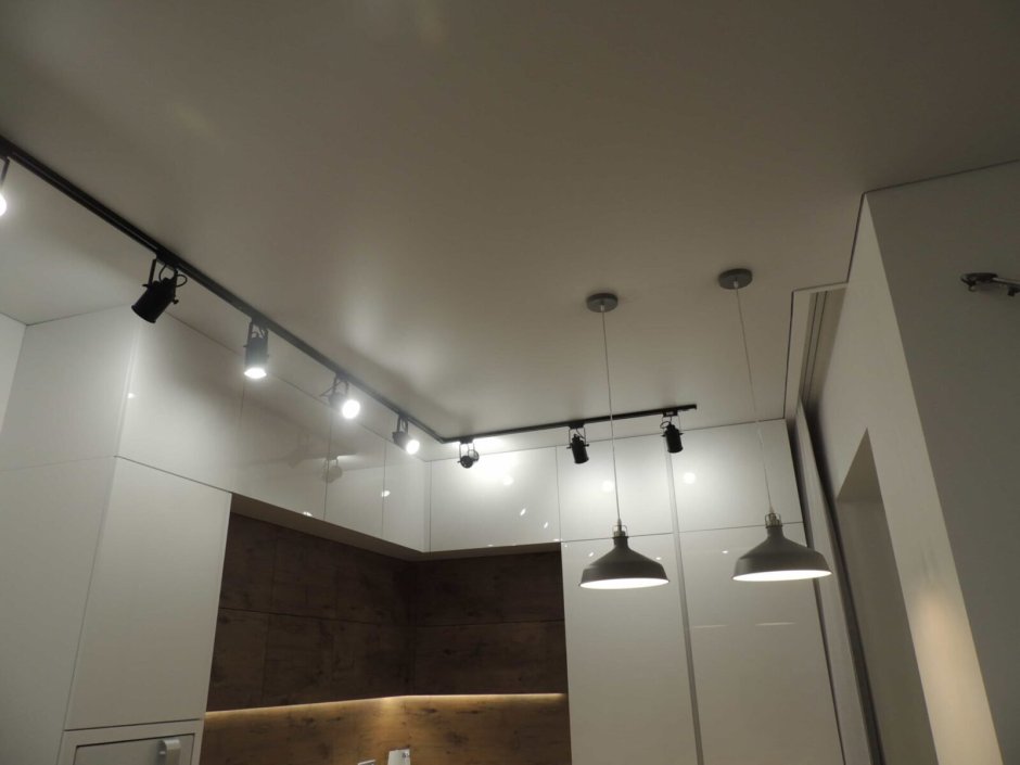 Трековые светильники для натяжных потолков на кухне